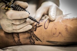 Schönheit liegt im Detail – Wie Tattoos und Piercings deine Persönlichkeit unterstreichen